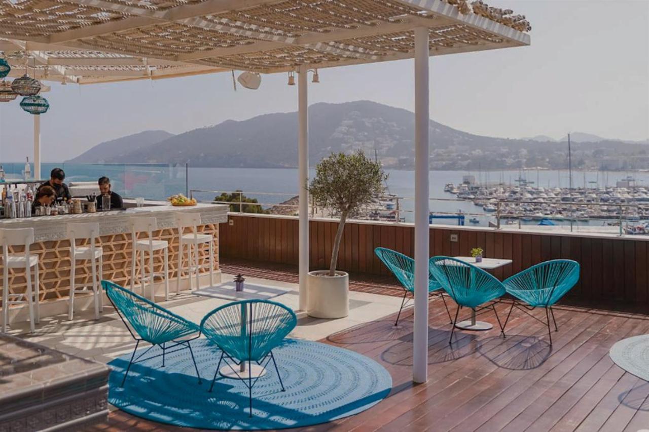 Aguas De Ibiza Grand Luxe Hotel - Small Luxury Hotel Of The World Santa Eularia des Riu Esterno foto The bar at the top of the hotel