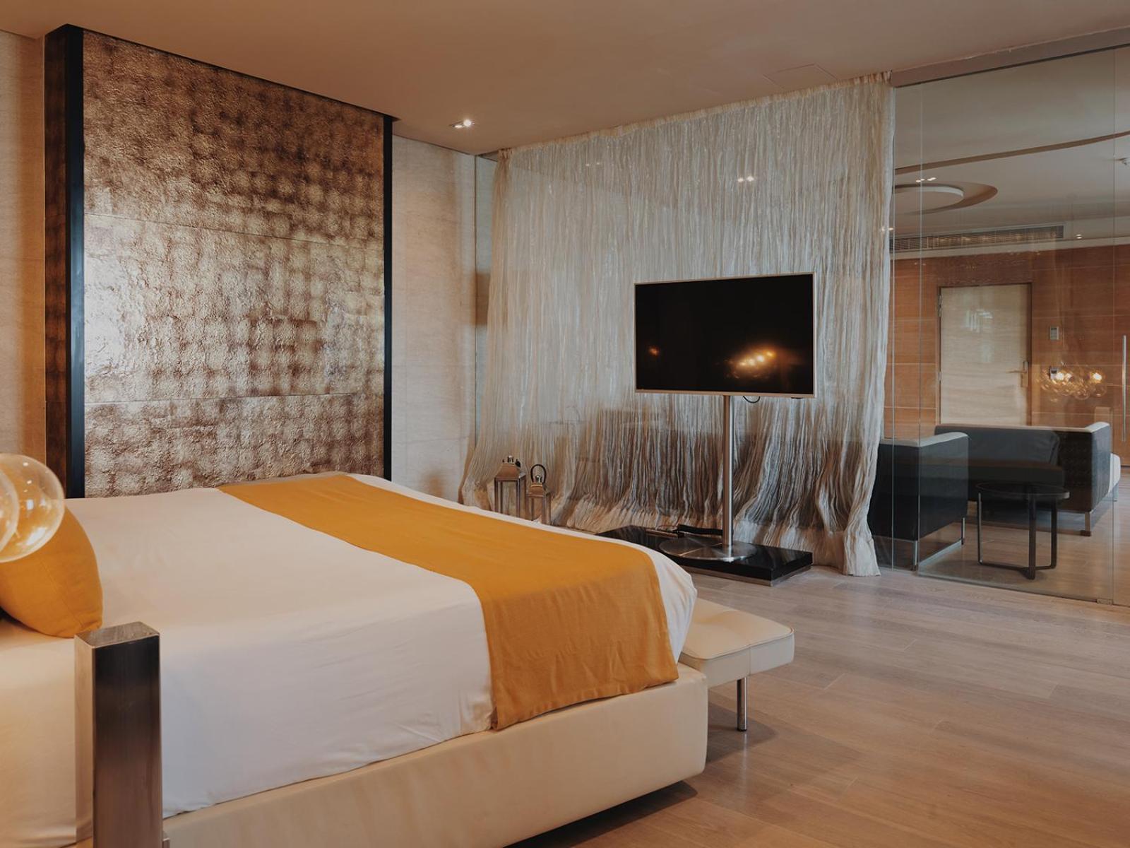 Aguas De Ibiza Grand Luxe Hotel - Small Luxury Hotel Of The World Santa Eularia des Riu Camera foto A suite at the hotel