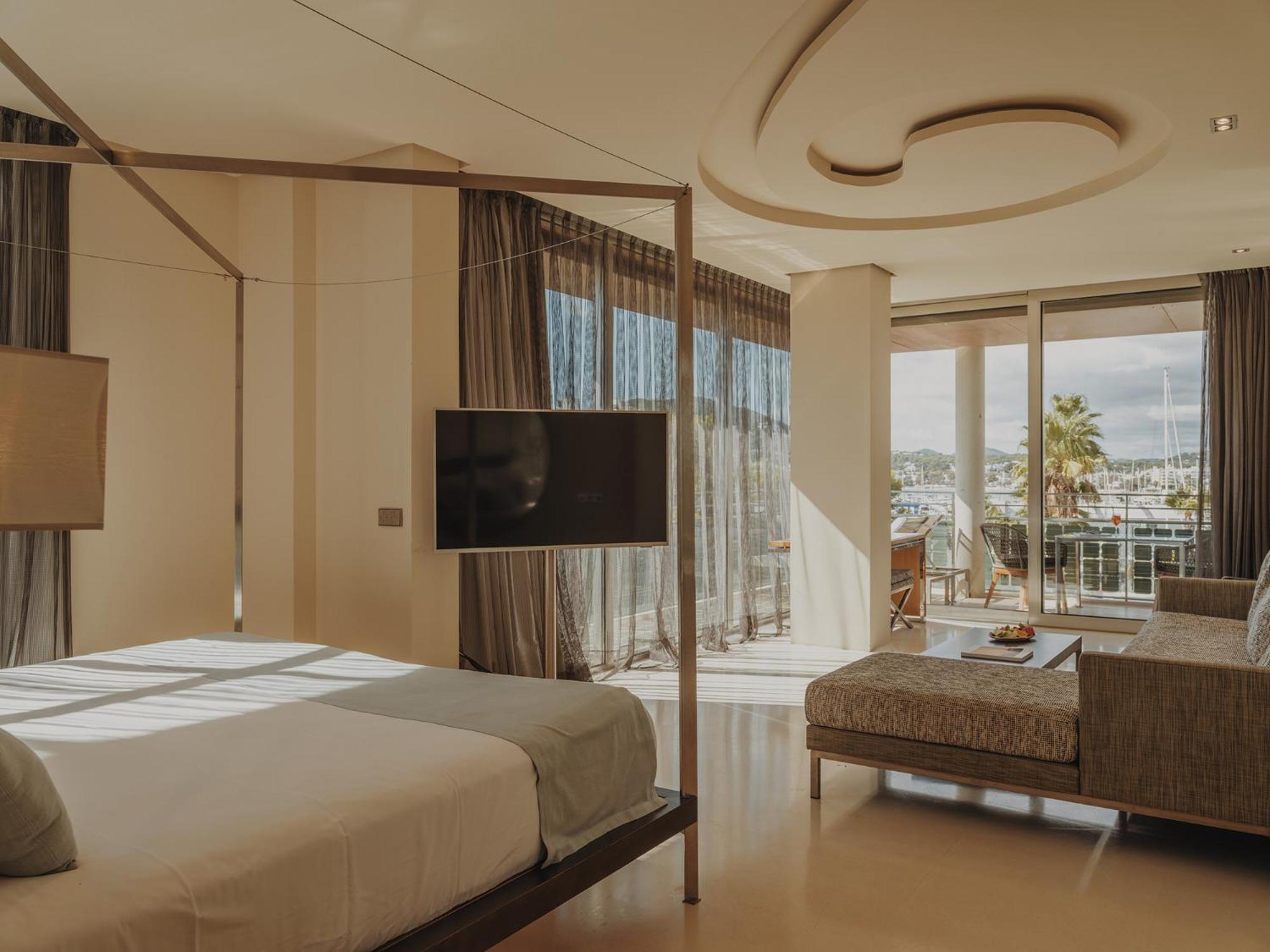 Aguas De Ibiza Grand Luxe Hotel - Small Luxury Hotel Of The World Santa Eularia des Riu Camera foto A room at the hotel