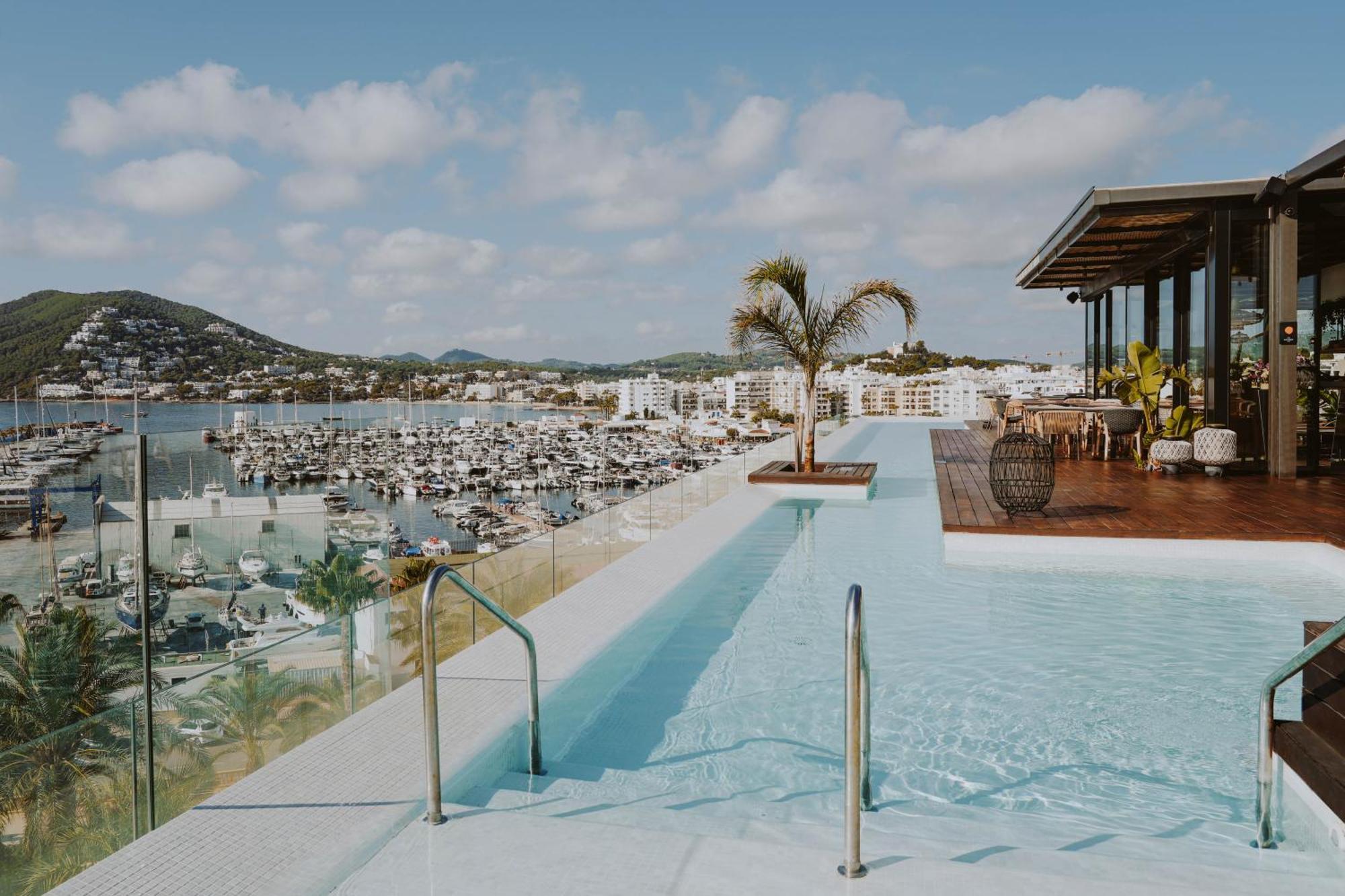 Aguas De Ibiza Grand Luxe Hotel - Small Luxury Hotel Of The World Santa Eularia des Riu Esterno foto The rooftop pool at the hotel